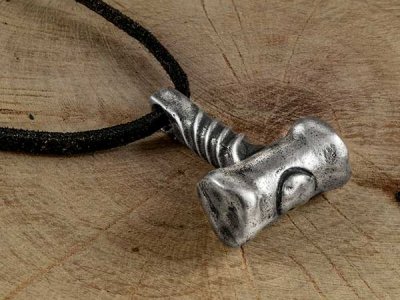 Lagertha’s VIKING Hammer pendant